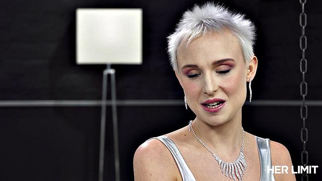 Итальянская шлюха с короткими волосами сосёт и даёт в жопу Лука Ферреро перед зеркалом, жадно глотая сперму и наслаждаясь жёстким анальным трахом в серебристом платье.