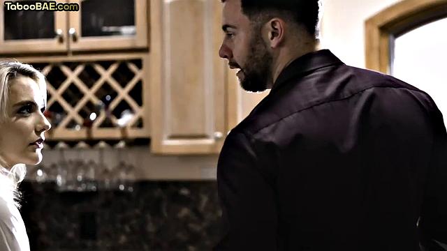 Две зрелые подруги делят большой член любовника втроём.