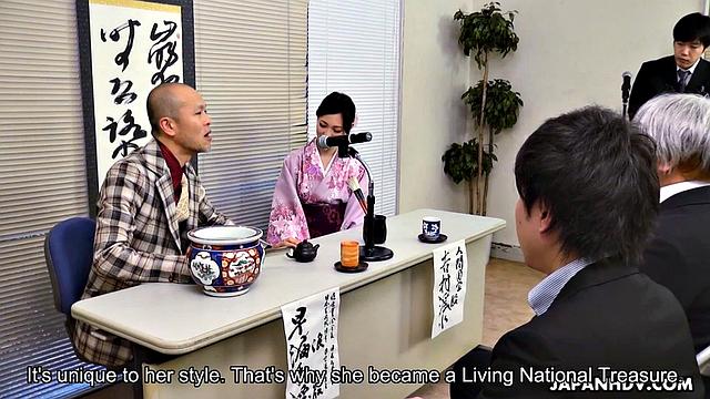 Мисаки Ёсимура трахается с репортёрами прямо на интервью