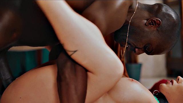 Бюстгальтер как поводок: блондинка с сиськами сосёт на работе ради чёрного