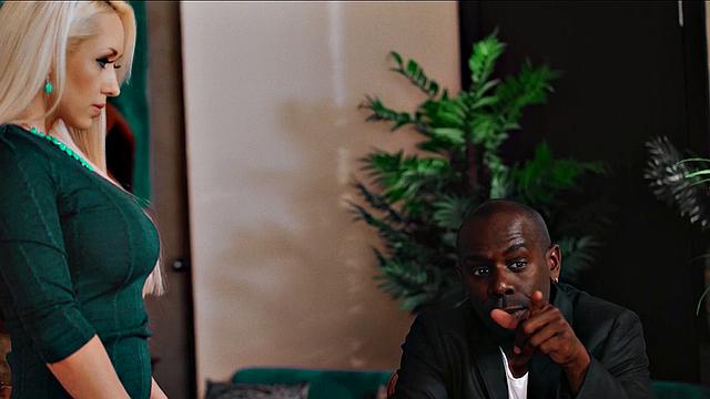 Бюстгальтер как поводок: блондинка с сиськами сосёт на работе ради чёрного