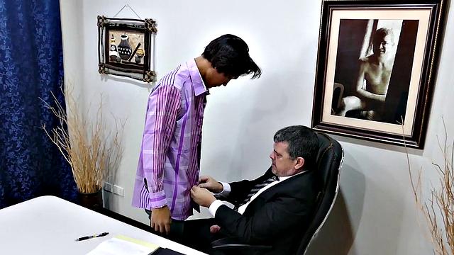 Asian twink sucking before breeded by DILF in office