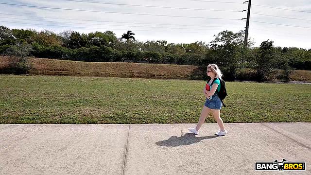 блондинка в очках охренела от размера и сразу подсела на него