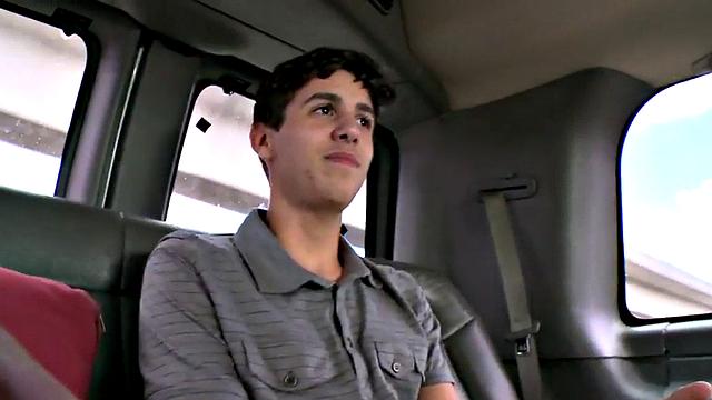 гетеро решился на мужика в фургоне-лучше, чем автостоп!