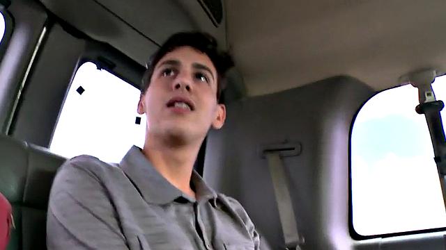 гетеро решился на мужика в фургоне-лучше, чем автостоп!