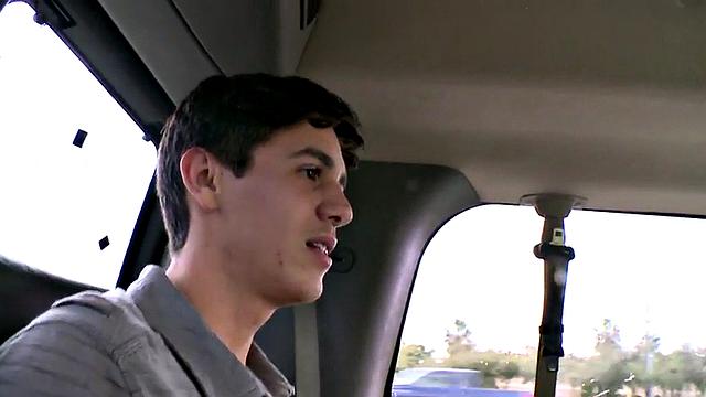 гетеро решился на мужика в фургоне-лучше, чем автостоп!