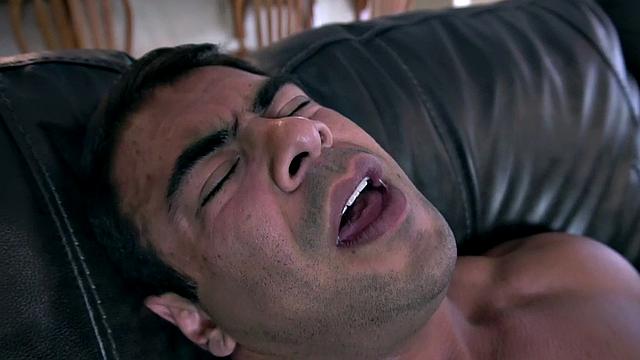 татуированные качки дрочат друг другу толстые члены по очереди