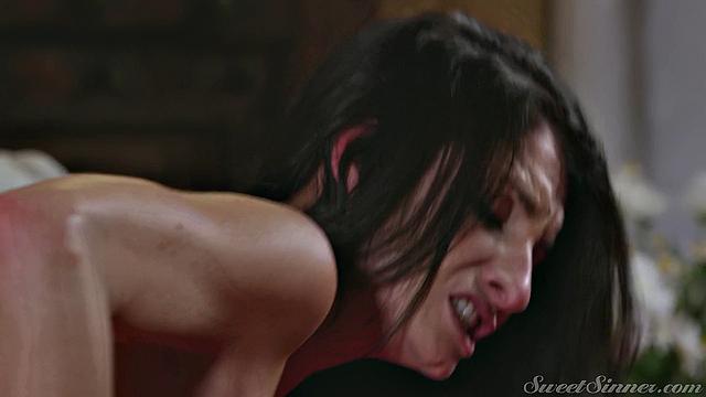 мамка кайфует от кунилингуса и жёсткой ебли с мужем