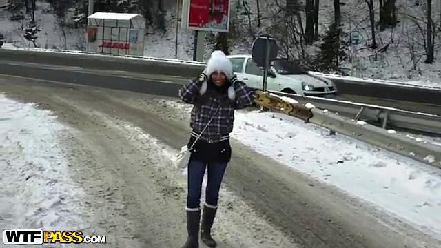 Девушка устраивает стриптиз на улице, возбуждает парня на публике.