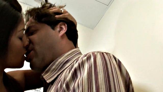 Руби Рейес крутит член в руке и доводит до мощного оргазма