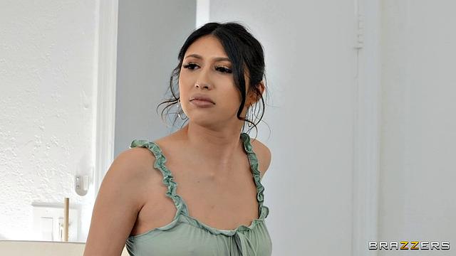 Сека Блэк и Салли Д'Анджело устраивают жёсткий трах с молодым парнем втроём дома у внучки.