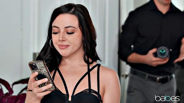 Уитни Райт раздевается перед камерой и заводит фотографа до безумия.