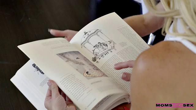 милфа и блондинка устраивают жёсткое трио с минетом