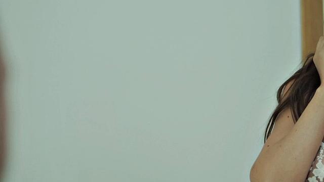 кучерявая красотка зажигает в спальне под взглядом вуайериста