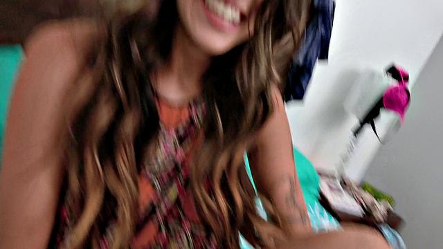 Смотри, как Софи Рейез дрочит парню и трясет натуральными сиськами