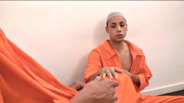 Двое взрослых парней меряются членами и заканчивают с юмором