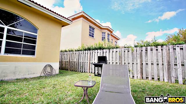 Валентина Jewels мастурбирует во дворе и получает сперму в киску от сводного брата на родительской кровати.