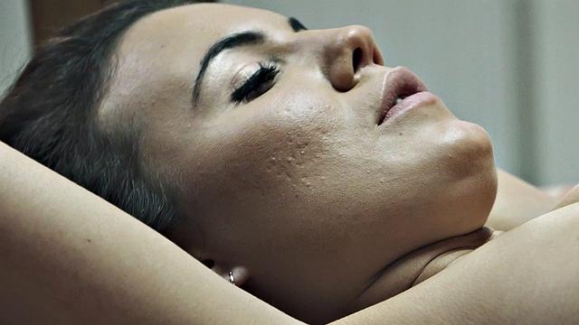 две брюнетки ласкают и лижут друг друга в постели