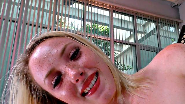 жаркая блондинка в pov доводит парня до яркой спермы на лицо