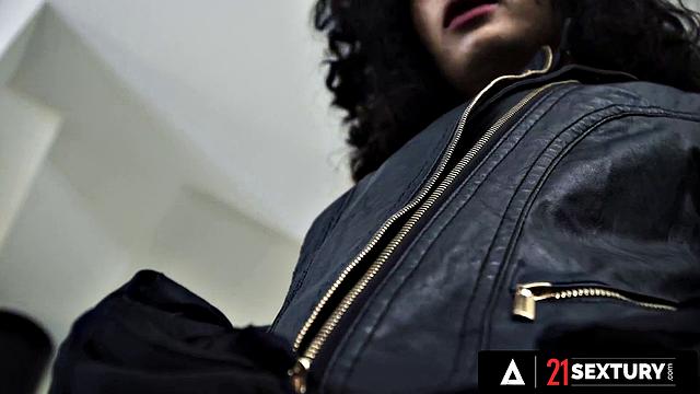 21 SEXTURY - Sexy Burglar Stacy Bloom Gets Caught And Receives Hard Anal By A Big Throbbing Dick!