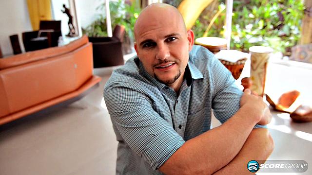 смотри, как эльза джин раздевается и даёт раскрасить свою киску