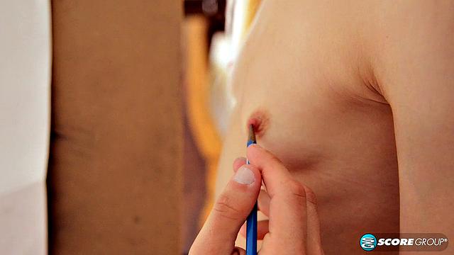 Nude Model Elsa Jean Gets Her Pussy Painted