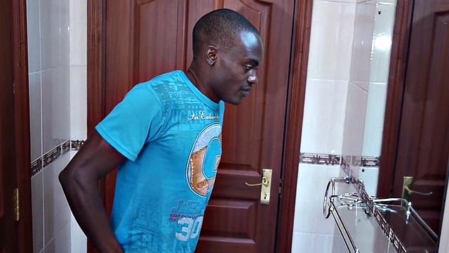 Африканский парень дрочит скользкий член в ванне