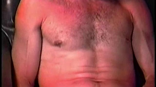 Damn, this guy turns me on! Lee is the epitome of what this site is all about. He's rugged, ragged, masculine, has a huge cock, is easy going and laid back, eager to please, but keeps his self esteem, and loves to show his stuff.