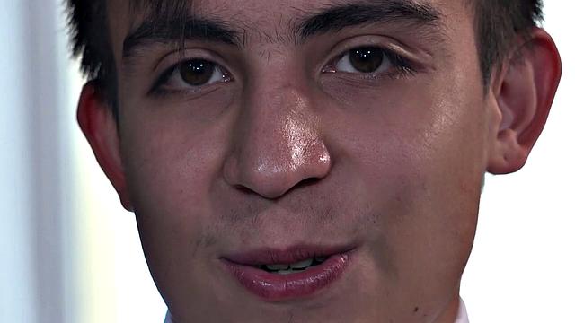 Давид дрочит мощный член и заливает всё спермой, не сдерживается ни на секунду