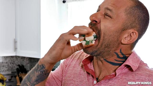 Скотт и Джиа бросают вызов: кто отвлечётся первым, пока хуй не вставит палки в колёса?