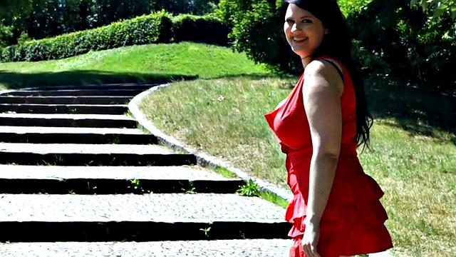 барбара энжел выгуливает сиськи на замке - с такими пушками даже стены краснеют