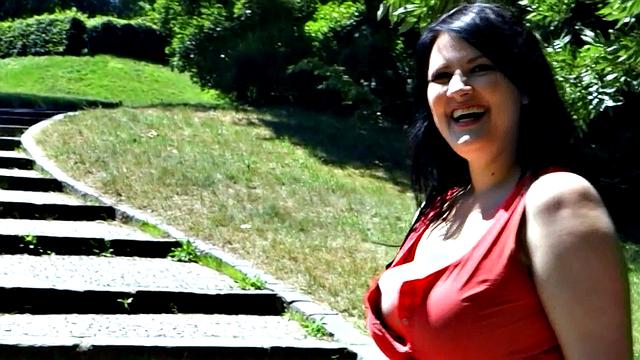 барбара энжел выгуливает сиськи на замке - с такими пушками даже стены краснеют