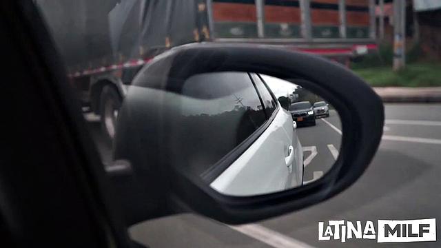 Латиночка Лила Мун даёт механику отработать по полной в своей машине