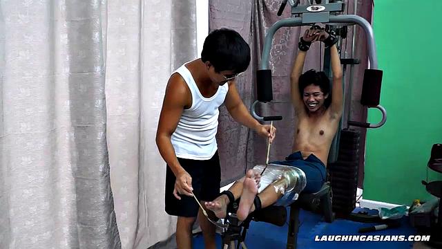 Idol Tickled In The Gym