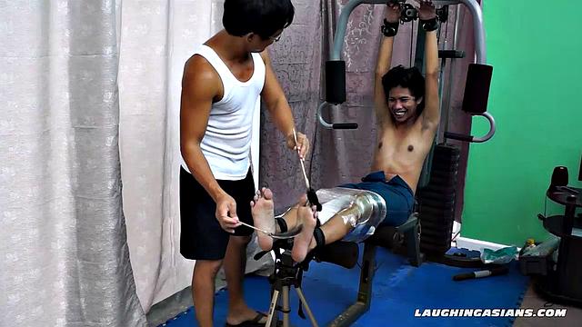 Idol Tickled In The Gym
