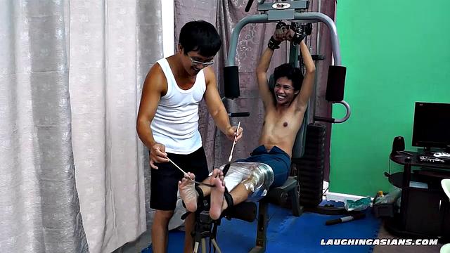 Idol Tickled In The Gym