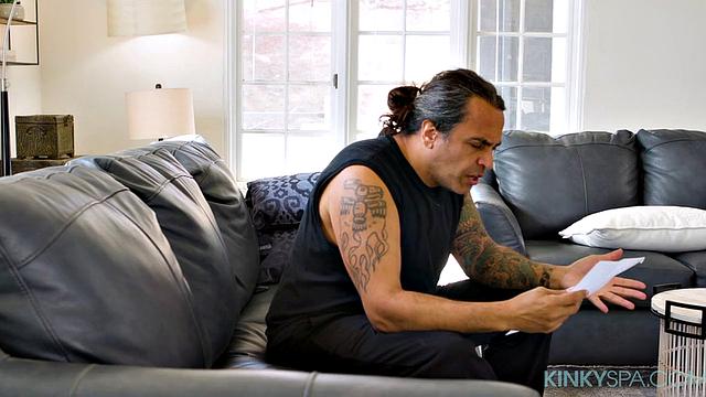 Хлои Темпл пришла устраиваться на работу, а в итоге устроила боссу эротический массаж с продолжением - ну кто тут устоит перед такой "проверкой навыков"?