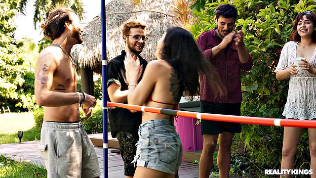 сочная милфа застала лесбийскую разврату на вечеринке у бассейна