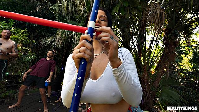 сочная милфа застала лесбийскую разврату на вечеринке у бассейна