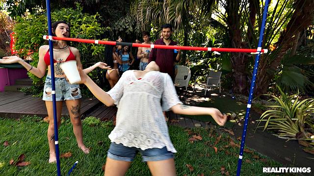 сочная милфа застала лесбийскую разврату на вечеринке у бассейна