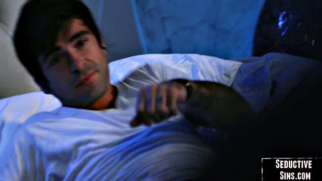 Жопастая красотка скачет на любовнике и смеется от удовольствия.