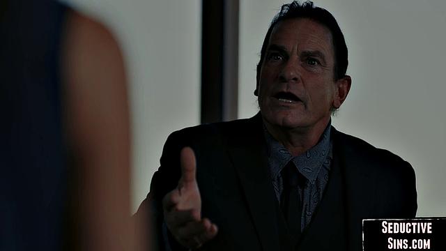 Жопастая красотка скачет на любовнике и смеется от удовольствия.