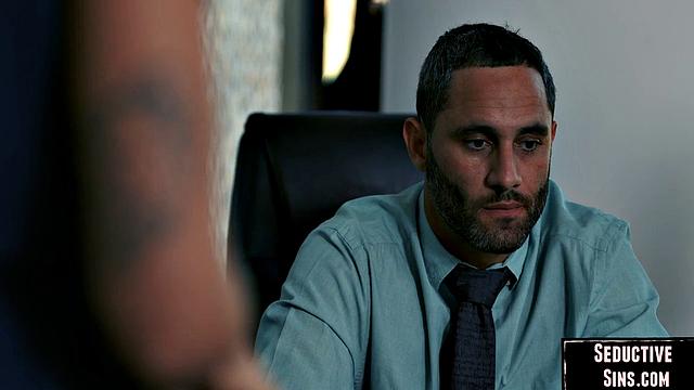 Жопастая красотка скачет на любовнике и смеется от удовольствия.