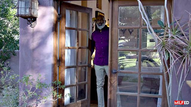 Ebony Mystique принимает доставщика геля прямо в душе и изменяет мужу с удовольствием.