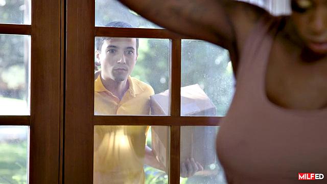 Ebony Mystique принимает доставщика геля прямо в душе и изменяет мужу с удовольствием.