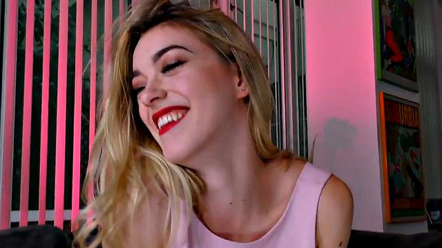 грязнословящая шалунья жарко дрочит скользкий член перед твоими глазами