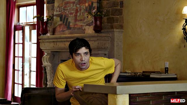 Мамка поймала пасынка за сексом с пылесосом и научила, как трахать по-настоящему!