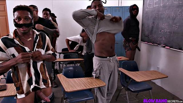 Kylie Rocket устраивает групповое минет-шоу с глубоким горлом и спермой на лице перед взрослыми мужчинами.