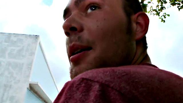 чёрный татуированный пассив кайфует от жёсткого межрасового секса на улице