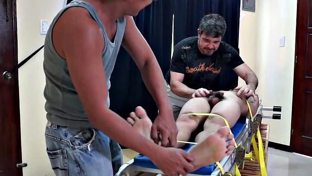 Азиатский парень связан и допросен щекоткой из-за бриллиантов